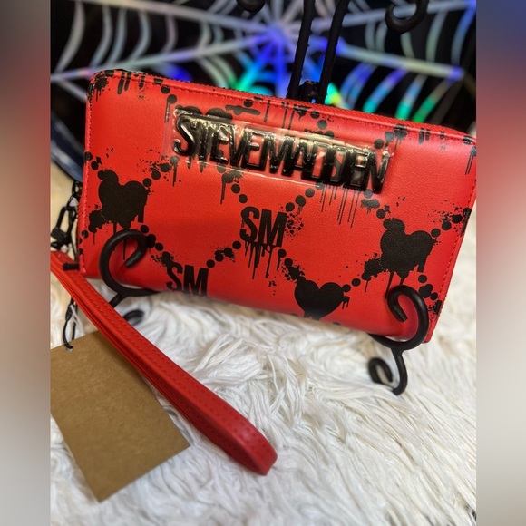 COPY - 🖤❤️NWT-STEVE MADDEN BLEEDING HEART ZIP AROUND WALLET/WRISTLET🖤❤️ - Picture 5 of 10